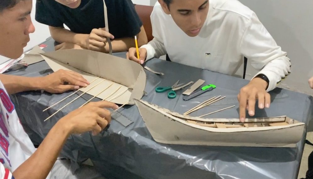 ¡Jóvenes construyen su piragua a vela! Súmate con nuestras becas